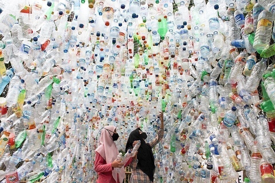 Occhi bendati di fronte alla plastica