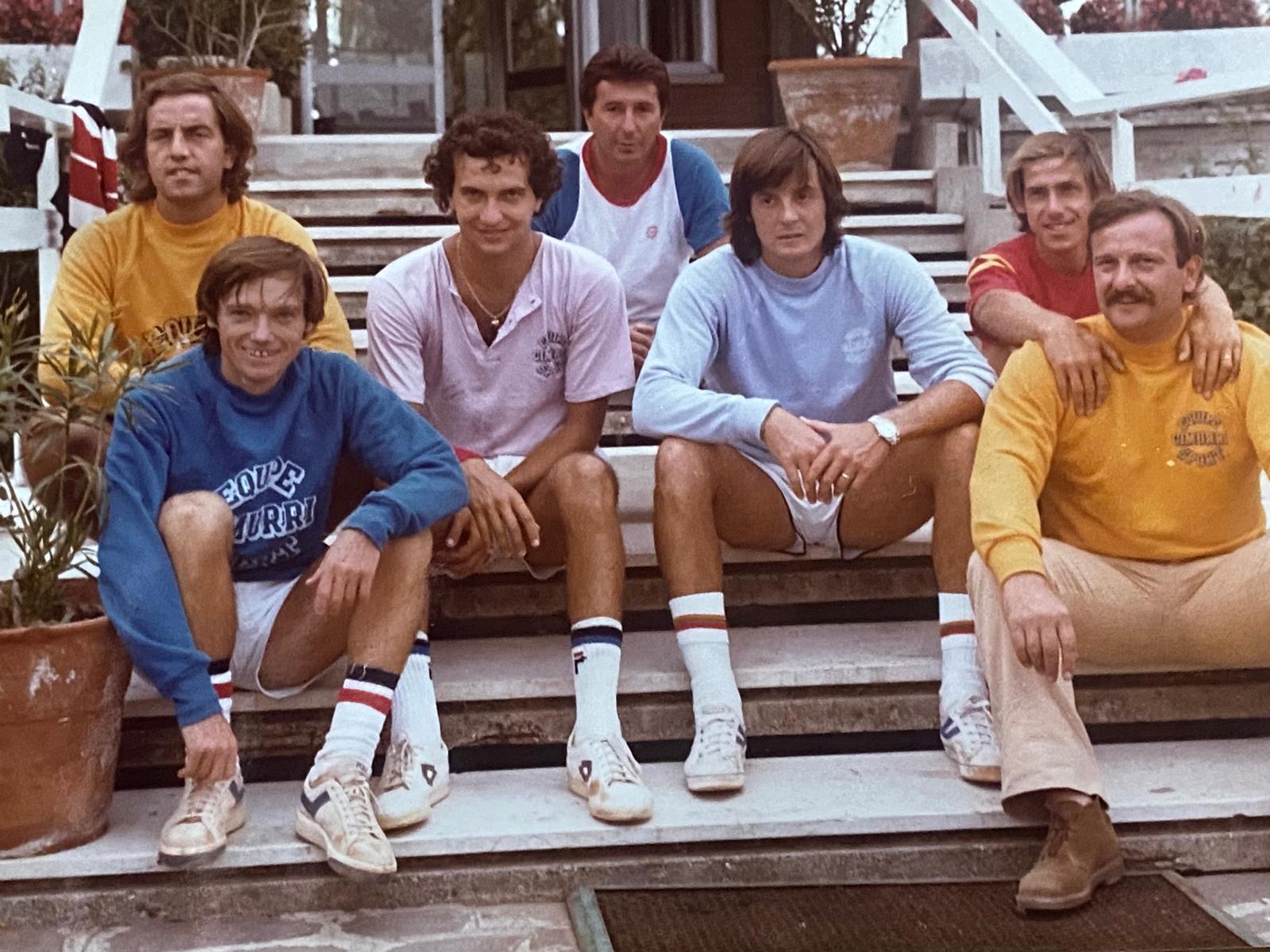 Sciatori con le racchette, tennisti sugli sci