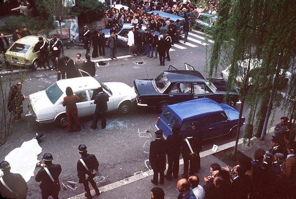 Una tragedia fra assassini e mitomani��